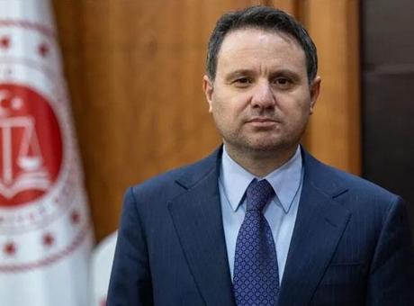 Bakan Gürlek'ten Kızılay'a 150 bin liralık bağış! Manevi tazminatı ihtiyaç sahipleri için bağışladı