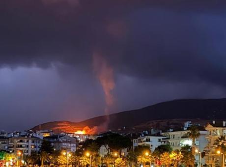 Balıkesir'de aniden bastıran fırtına hayatı felç etti! Sokakları su bastı, ağaçlar devrildi
