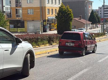 Hatalı manevra pahalıya patladı! Kazaya neden olan sürücü arkasına bile bakmadan kaçtı