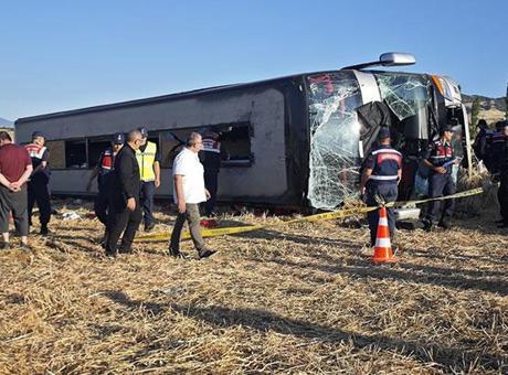 Amasya'da yolcu otobüsü devrildi: 2'si ağır 46 kişi yaralandı