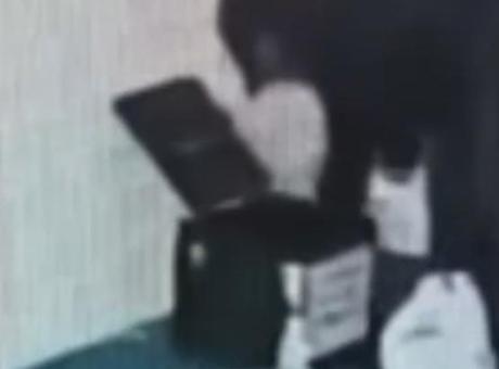 Camideki yardım kutusunu kaldırım taşıyla kırdı, içindeki paraları çaldı