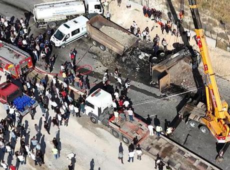 Son dakika: Ankara'da 2 hafriyat kamyonu kafa kafaya çarpıştı!