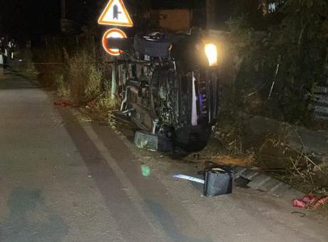 Bursa'da feci kaza! Takla atan araç çitlere çarparak durabildi; 2 yaralı