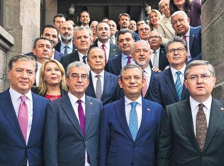 Ana muhalefet seçimsiz değişti: ‘Yeni Parti’ yola çıktı