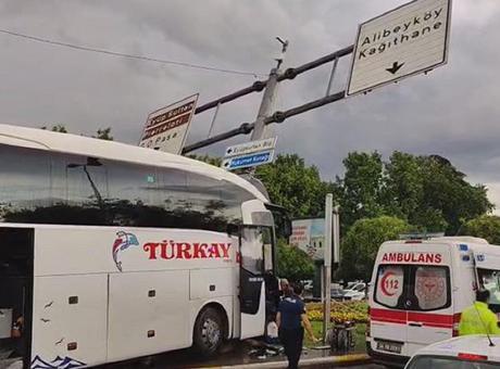 Eyüpsultan'da yolcu otobüsü otomobile çarptı! Yaralılar var