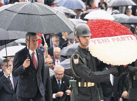 Yeni Parti’nin vitrini belli oldu! Özgür Özel kurmaylarıyla Ata’nın huzuruna çıktı