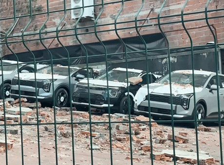 İstanbul'da sıfır araçların üzerinde duvar çöktü
