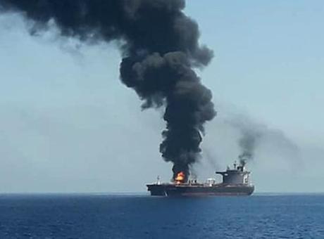 Umman açıklarında seyreden tanker yakınında şüpheli patlama! 'Saldırı girişimi olabilir'
