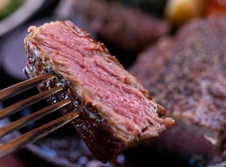 Protein tutkusu ömrü kısaltıyor mu? Yüksek protein trendine yeni uyarı