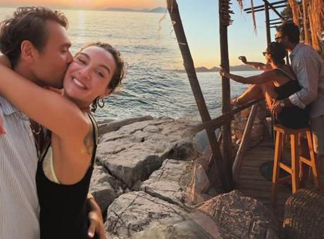 Aşk tam gaz devam ediyor! Birce Akalay ve Hakan Kurtaş çiftinden romantik tatil