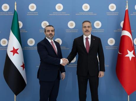Dışişleri Bakanı Hakan Fidan, Suriyeli mevkidaşı Şeybani ile basın toplantısı düzenliyor Dışişleri Bakanı Hakan Fidan, Suriyeli mevkidaşı Şeybani ile basın toplantısı düzenliyor