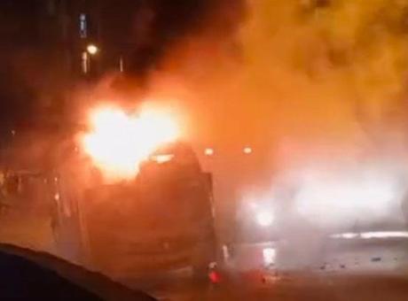 Kartal'da minibüs yangını! Peş peşe patlamalar yaşandı