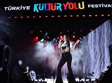 Simge Sağın Malatya'yı salladı! Konser alanında renkli görüntüler