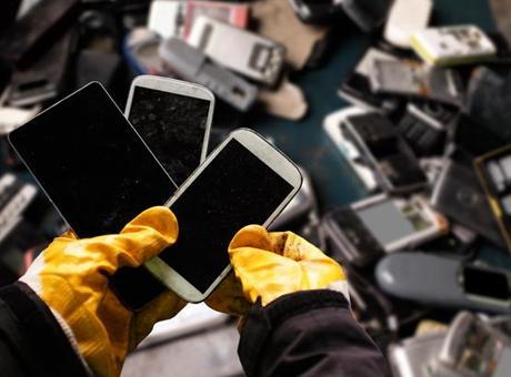 Eski telefonunuzu çöpe atmadan bir daha düşünün! İçinden altın çıkıyor: 'Yılda 400 kilogram' Eski telefonunuzu çöpe atmadan bir daha düşünün! İçinden altın çıkıyor: 'Yılda 400 kilogram'