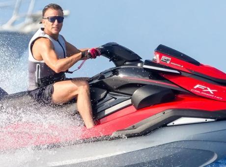 Son dakika...Macron'un son fotoğrafına tepkiler çığ gibi büyüyor! 'Fransa yanarken jet ski keyfinde' Son dakika...Macron'un son fotoğrafına tepkiler çığ gibi büyüyor! 'Fransa yanarken jet ski keyfinde'