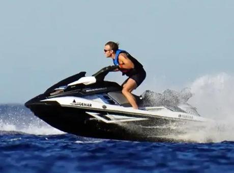Macron'un Jet Ski'li fotoğrafı Fransa'yı karıştırdı! Tepkiler dinmiyor: Fransa yanarken Macron eğleniyor Macron'un Jet Ski'li fotoğrafı Fransa'yı karıştırdı! Tepkiler dinmiyor: Fransa yanarken Macron eğleniyor