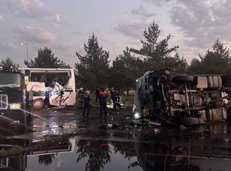 Kayseri’de yolcu otobüsü, yakıt tankeri ile çarpıştı! Yaralılar var