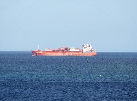 Hürmüz'de süper tanker mayınlara çarpıp alev aldı! 'Yasa dışı geçmeye çalışıyordu'