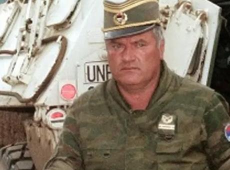 Sırbistan'da skandal! Soykırım suçlusu 'Bosna Kasabı'nın cenazesini askeri törenle karşıladılar Sırbistan'da skandal! Soykırım suçlusu 'Bosna Kasabı'nın cenazesini askeri törenle karşıladılar