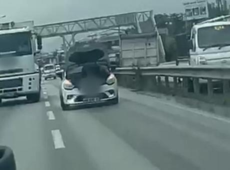 Trafikte şaşkına çeviren olay! Görenler gözlerine inanamadı