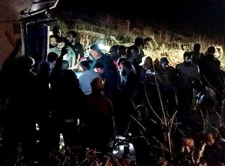 Kars’ta kaza! Saman balyası yüklü kamyonet devrildi
