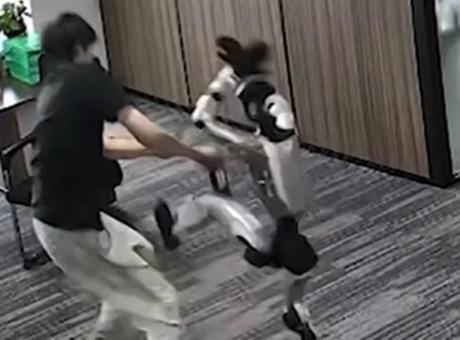 Bilim kurgu gerçeğe dönüştü! İnsansı robot, geliştiricisini dövdü
