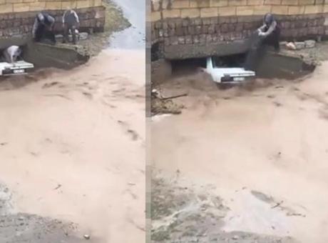 Sel sularına kapıldılar! Köylüler otomobilden böyle kurtardı