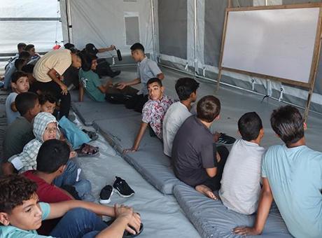 Gazze'de eğitim için umut ve hüzün bir arada! 3 yıl sonra dersler çadırlarda başladı