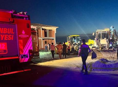 Büyükçekmece’de toprak kayması! 2 işçi göçük altında kaldı