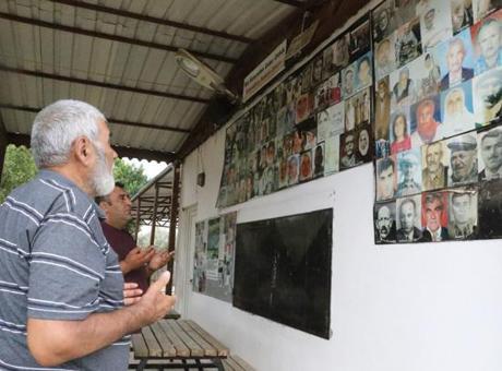 Köy Meydanındaki Duvar, Vefat Edenlerin Anılarını Yaşatıyor