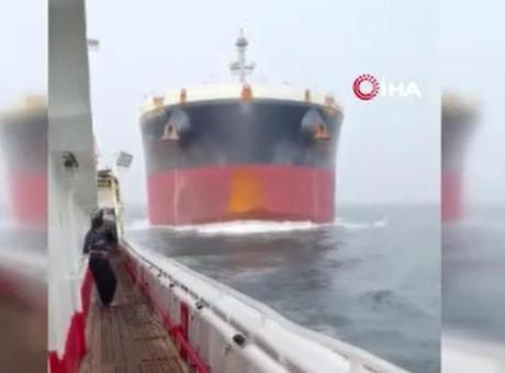 Denizde dehşet anları anbean kamerada! 2 gemi çarpıştı