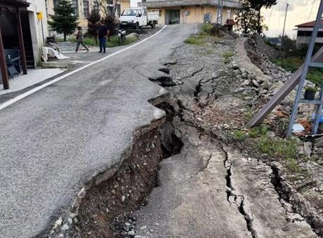 Rize’de sel felaketi! Yol 60 santimetre çöktü, istinat duvarı ayakta kaldı: 'Bir anda her şey bitti'