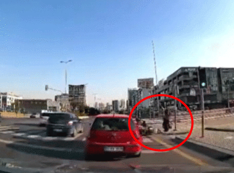 Ankara’da motosikletli kurye yayaya çarptı! Kaza anı kamerada