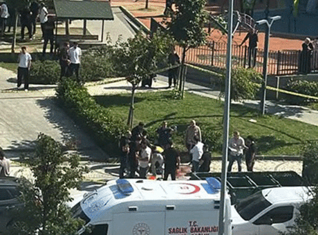 Başakşehir'de sokak ortasında dehşet! 2 kişi silahlı saldırıda yaralandı