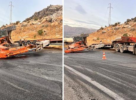 Adıyaman'da tırdaki kepçe düştü! Yol trafiğe kapandı