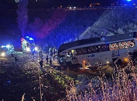 İstanbul'dan Ağrı'ya gidiyordu! Amasya'da yolcu otobüsü şarampole uçtu! 24 kişi yaralandı