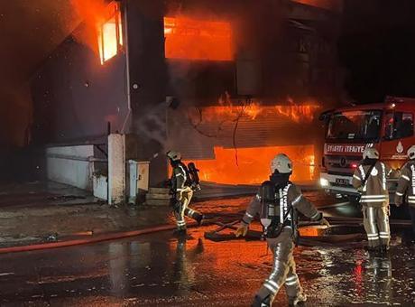 Esenyurt'ta iş yeri yangını! Ekipler müdahale ediyor