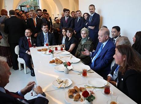 Cumhurbaşkanı Erdoğan New York'ta uğradığı kafede vatandaşlarla sohbet etti