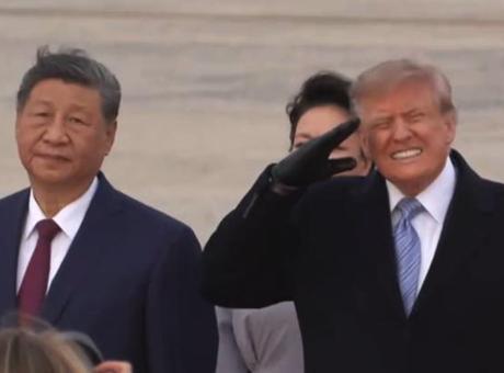 Son dakika...Terminatör zirvesi! Trump'ın Xi'yi karşıladığı törene damga vuran anlar