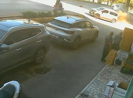 Alanya'da feci kaza! Önce yayaya ardından duraktaki karı kocaya çarptı