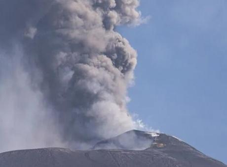 Etna Yanardağı'nın kül püskürtmesi hava ulaşımını olumsuz etkiledi Etna Yanardağı'nın kül püskürtmesi hava ulaşımını olumsuz etkiledi