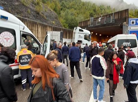 Bartın - Karabük yolunda minibüs ile TIR çarpıştı: 1 ölü, 11 yaralı