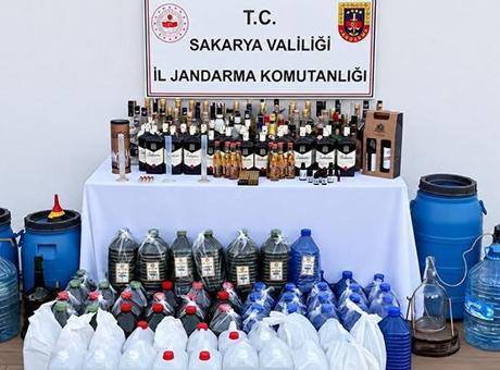 Sakarya'da 400 litre etil alkol ile çok miktarda sahte içki ele geçirildi