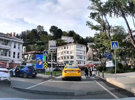 İstanbul'da aracını yayaların üzerine süren taksi şoförüne para cezası