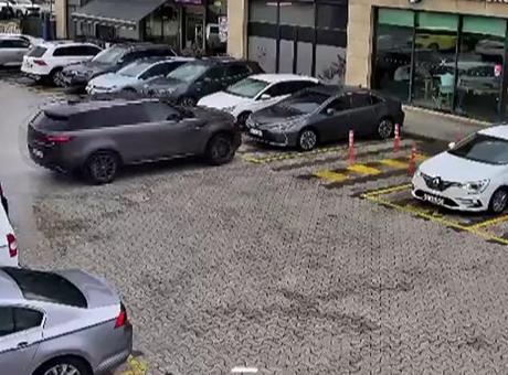 Çekmeköy'de iki aracın kafeye girdiği kaza kamerada!