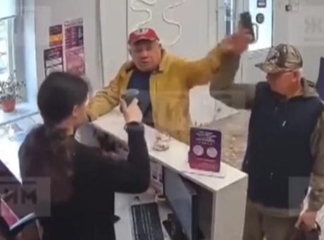 Kargo şubesini adeta ringe çevirdiler! Ortalık savaş alanına döndü