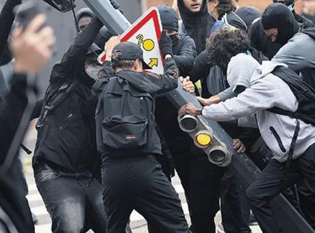 Fransa’da öğrenciler ayakta Fransa’da öğrenciler ayakta