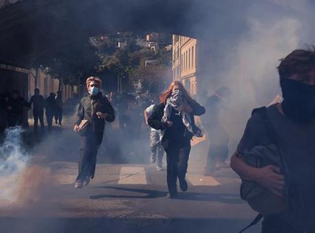Fransa'da tansiyon düşmüyor! Şok iddia: 'Polis, bir genci boğmaya çalıştı'