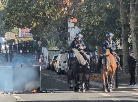 Savaş meydanına dönen Fransa sokaklarında polisten 'atlı' müdahale Savaş meydanına dönen Fransa sokaklarında polisten 'atlı' müdahale