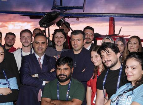 Bakan Kacır ve Selçuk Bayraktar, IAC 2026'yı ziyaret etti